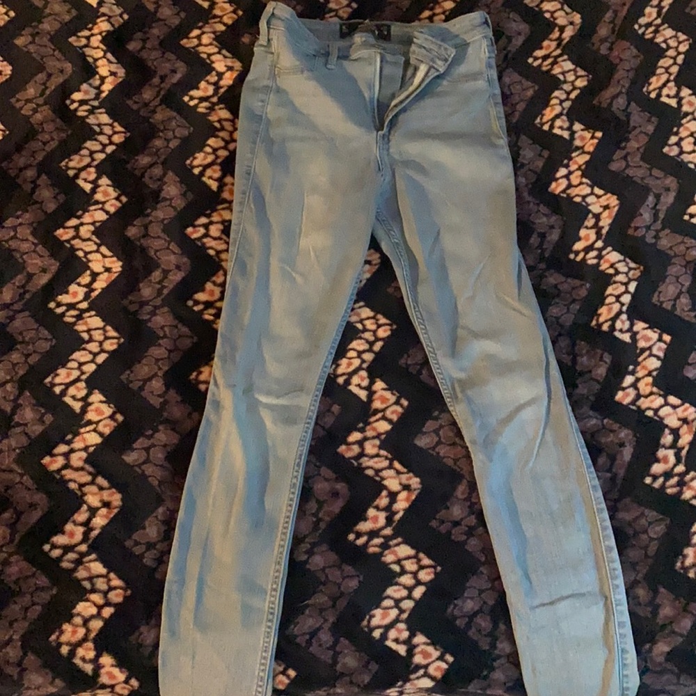 Hollister size 5L, W27 and L30, that stretches really well!